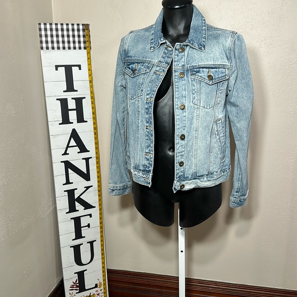 EUC Forever 21 Denim Jacket Light Wash Small juniors